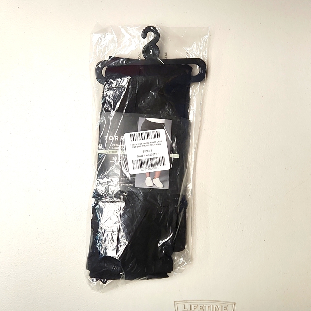 ❤️NWT TORRID BIKE SHORT - LASER CUT OUT - 9' SIGNATURE WAIST - PLUS SIZE - Picture 4 of 8